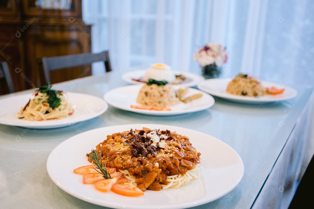 Pratos feitos em cima da mesa