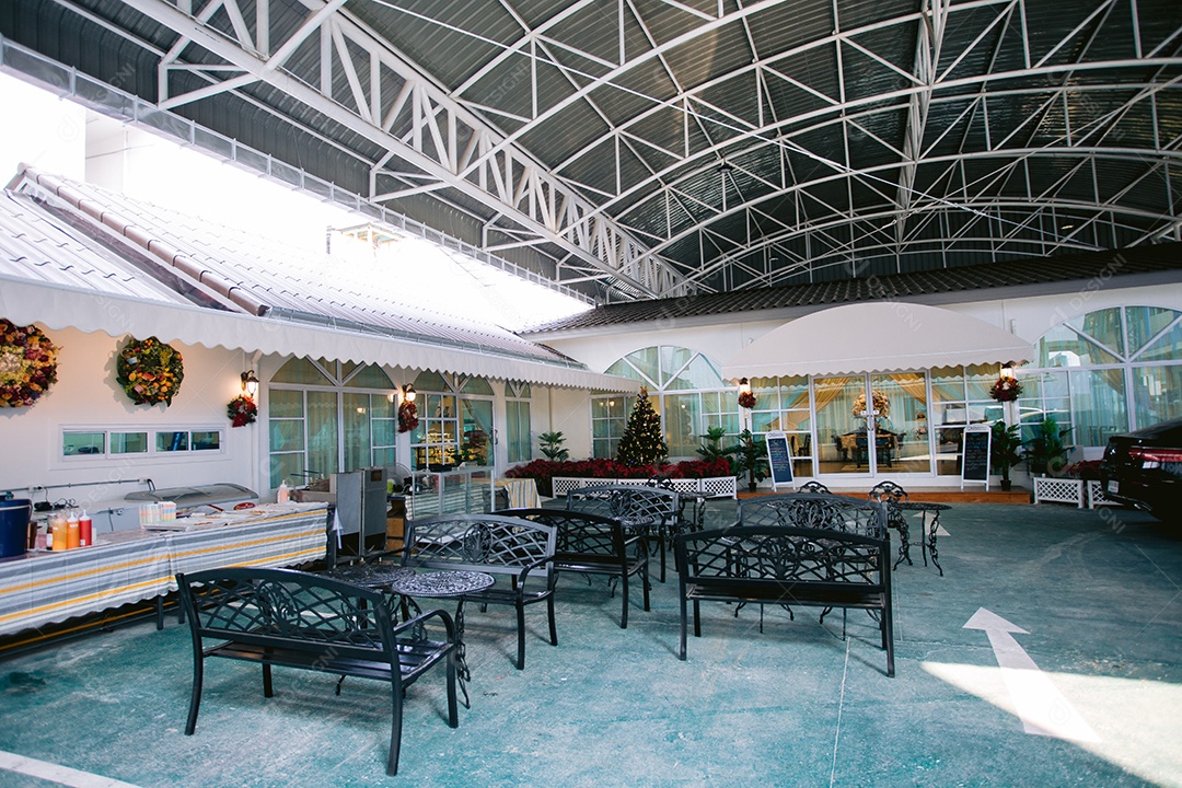 Espaço de mesas e cadeira do estabelecimento