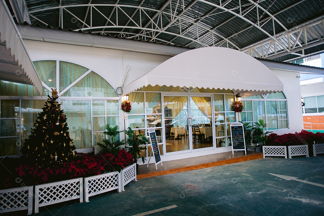 Entrada do estabelecimento com decoração de natal