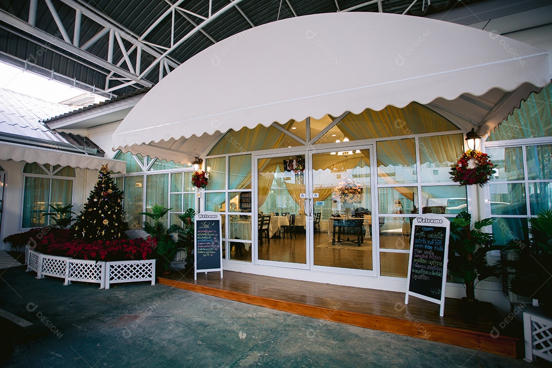Entrada do estabelecimento com decoração de natal