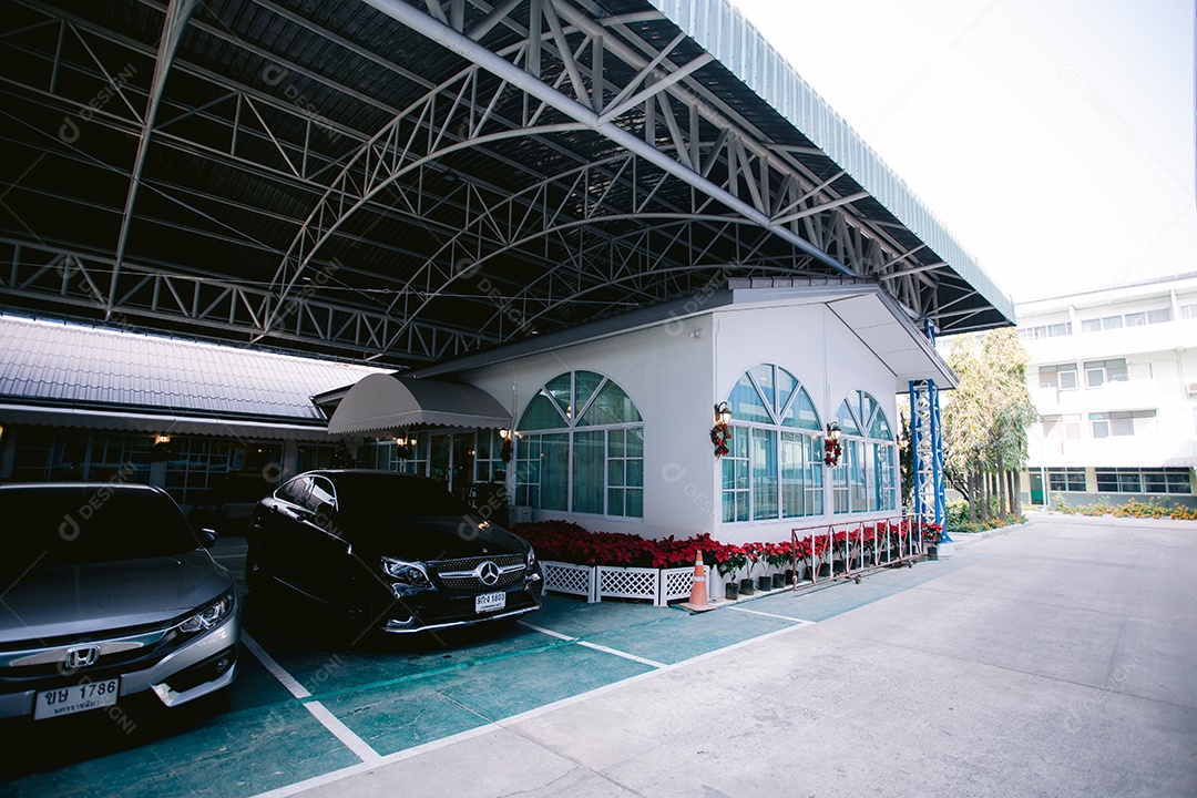 Estacionamento do estabelecimento carros estacionados