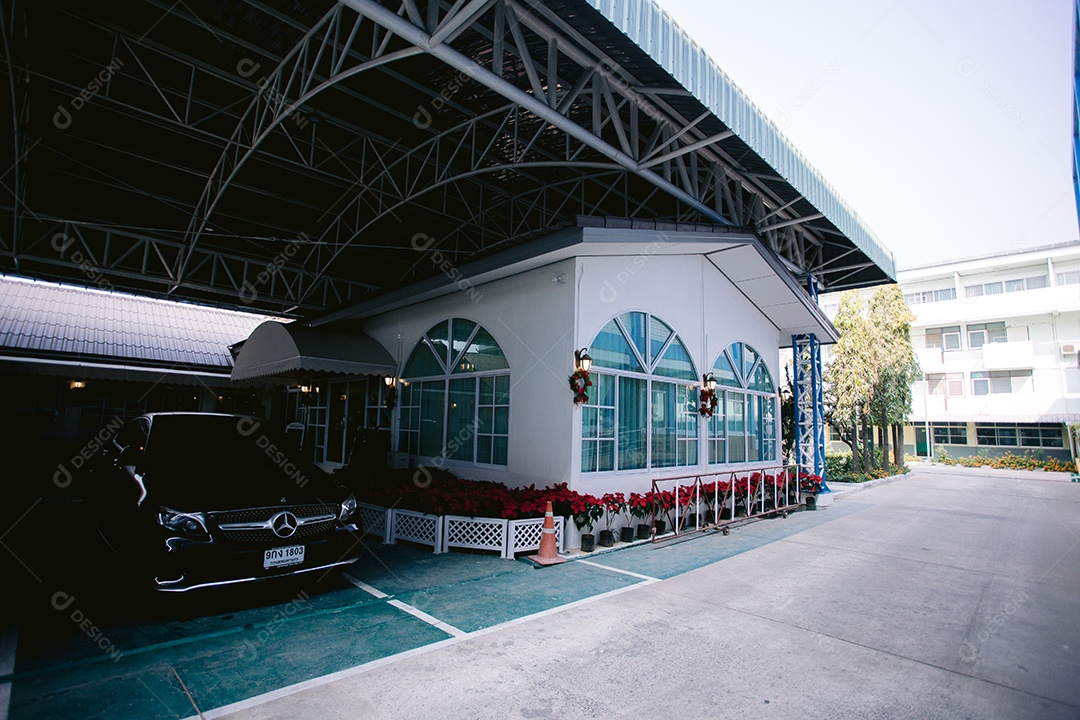 Estacionamento do estabelecimento carros estacionados