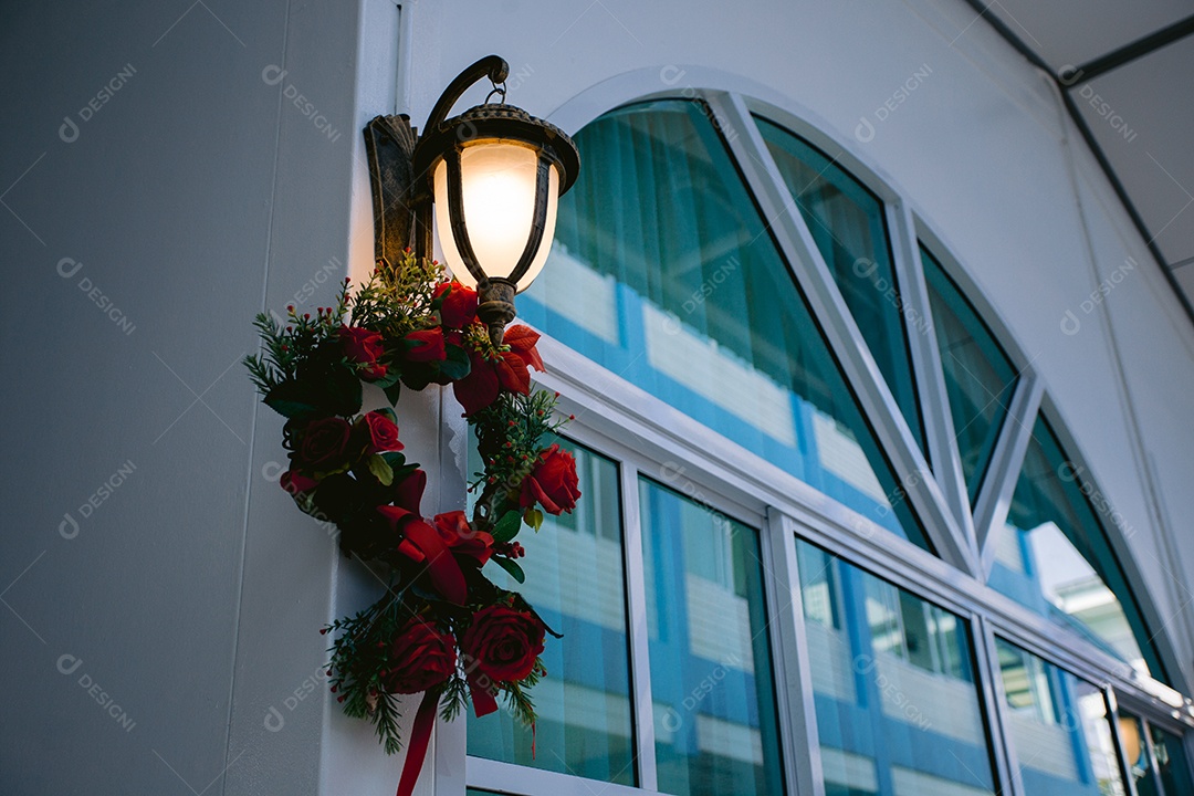 Lanterna de parede decorada com guirlanda de flores