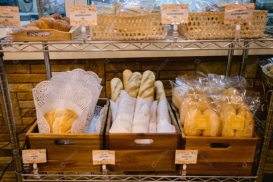 Pães no expositor da padaria para vender