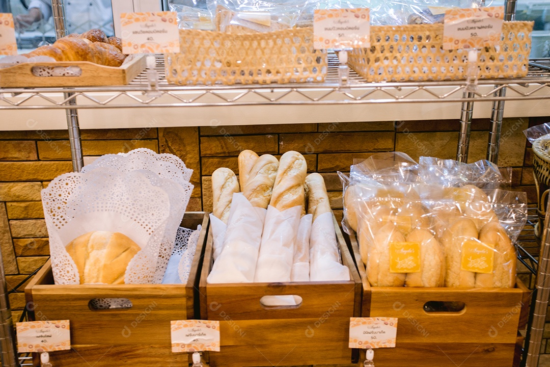 Pães no expositor da padaria para vender