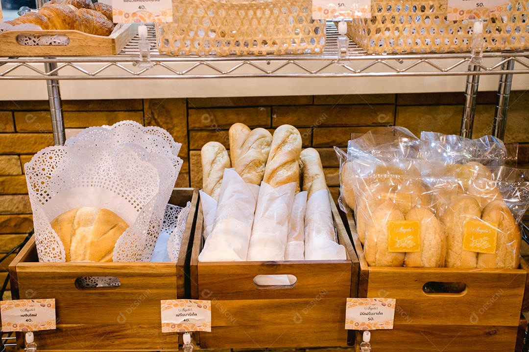 Pães no expositor da padaria para vender