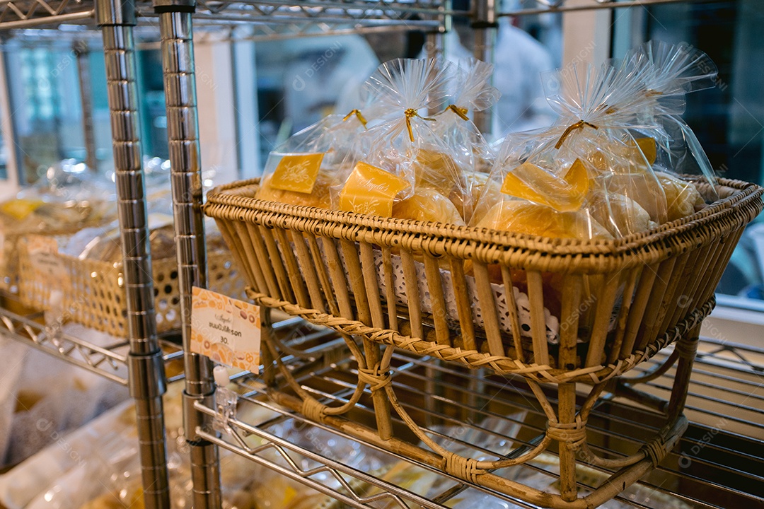 Pães no expositor da padaria para vender