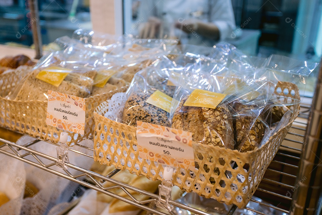 Pães no expositor da padaria para vender