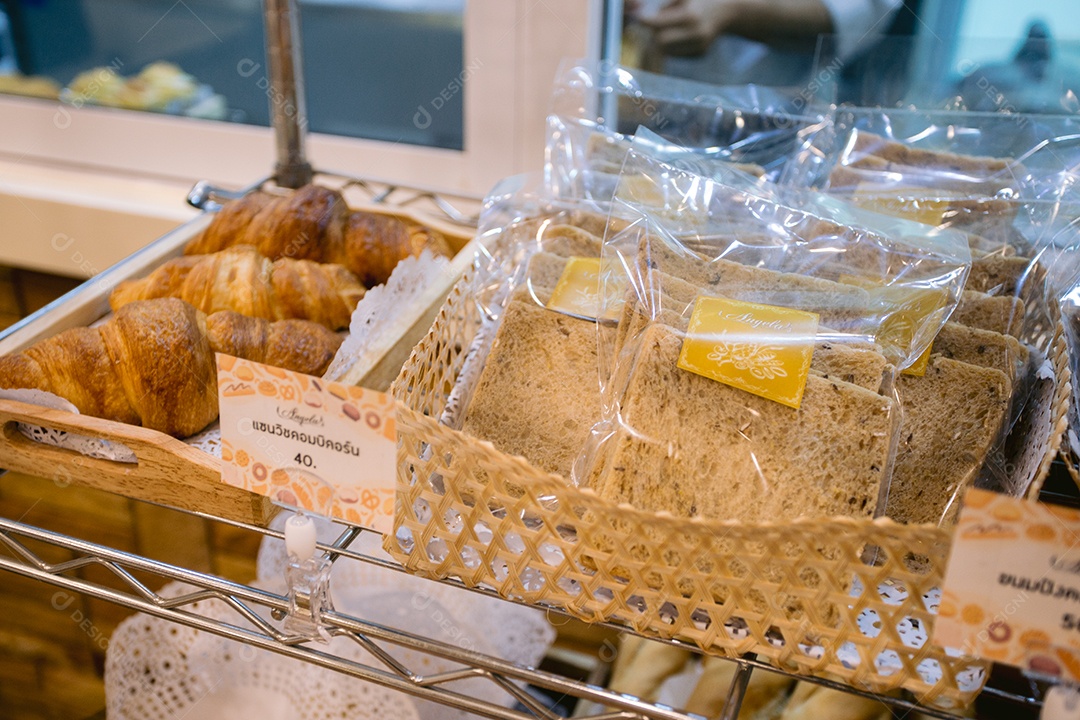 Pães no expositor da padaria para vender