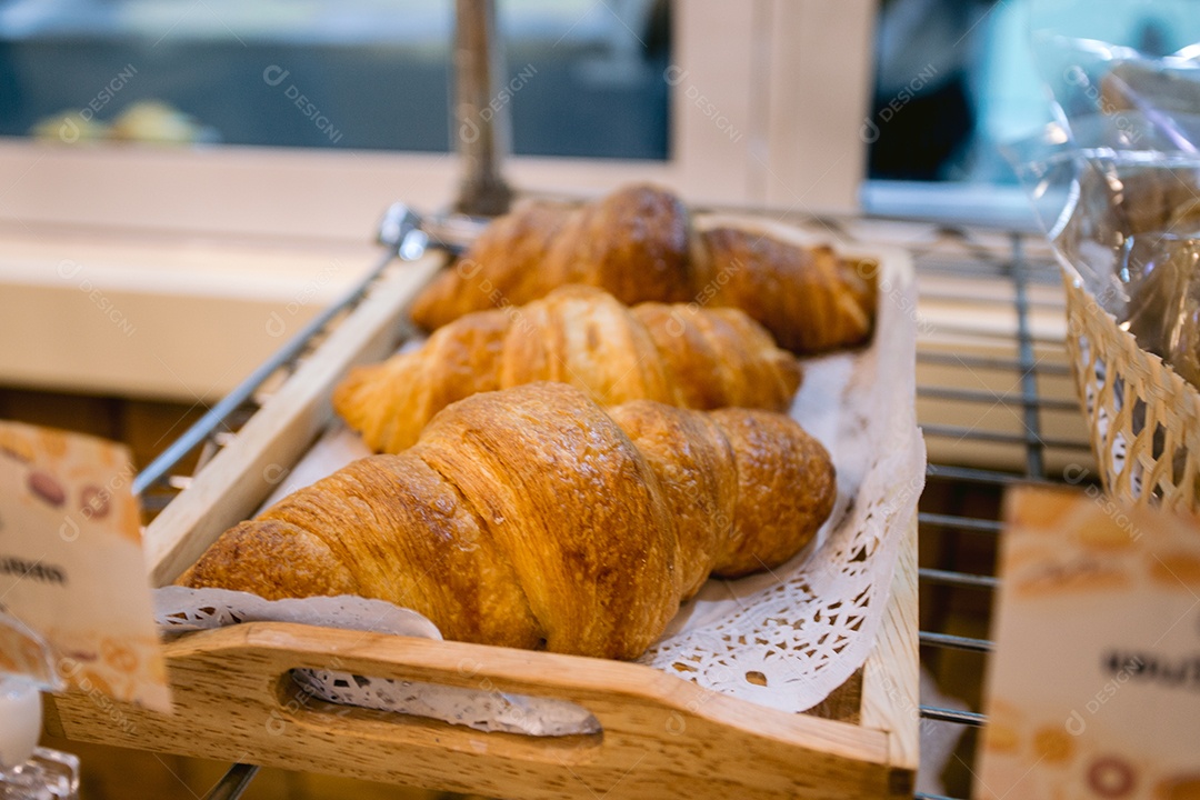 Croissant no expositor da padaria para vender