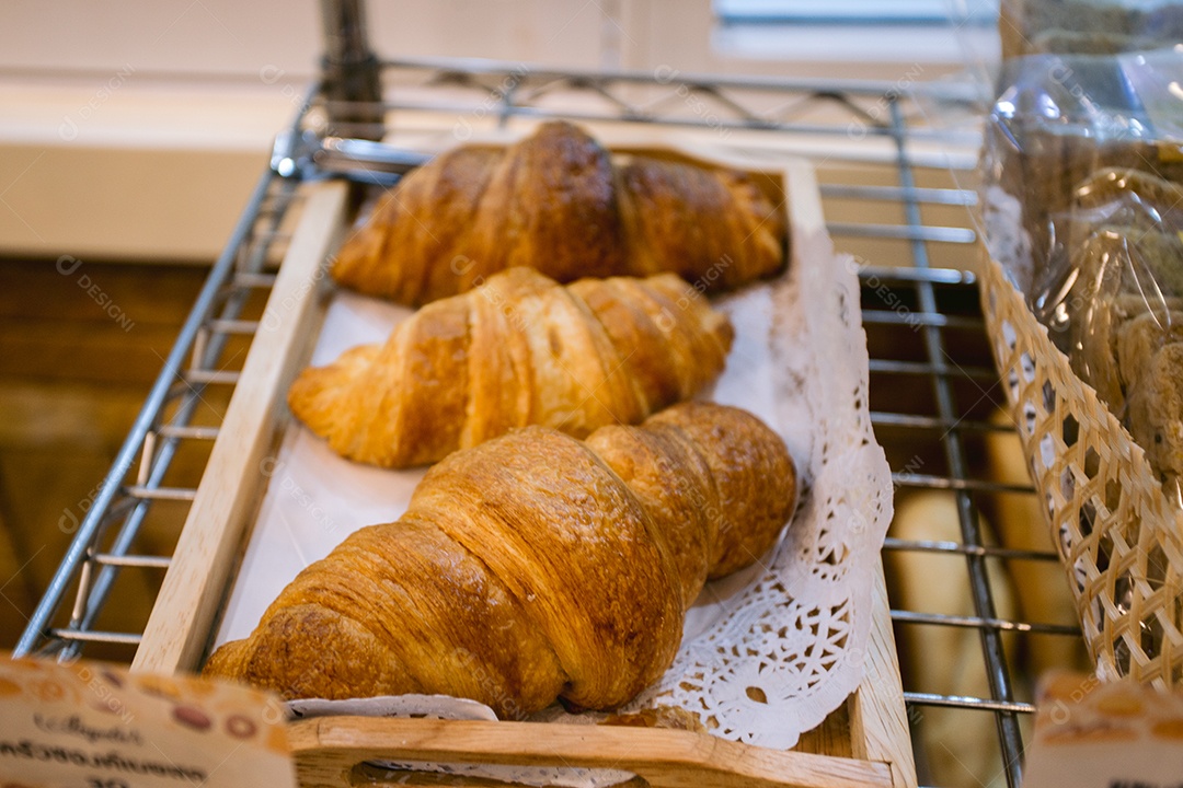 Croissant no expositor da padaria para vender