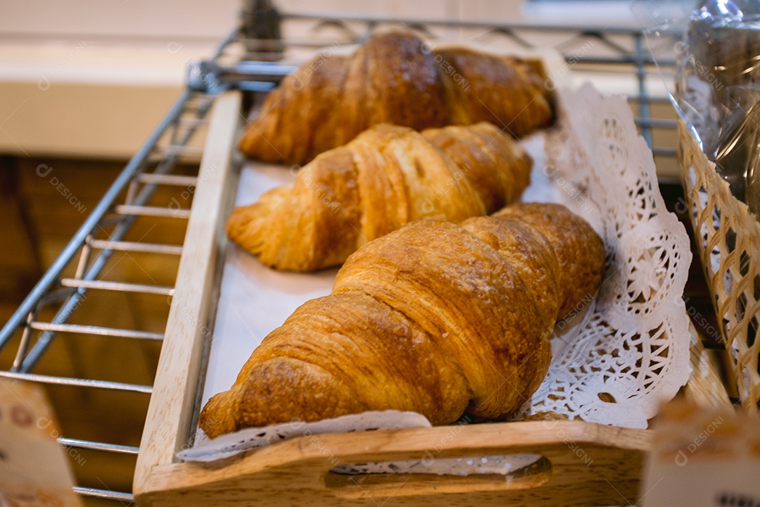 Croissant no expositor da padaria para vender