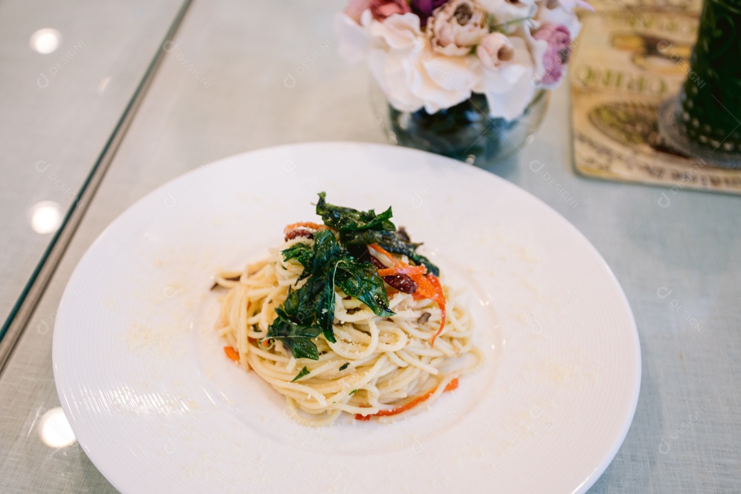 Visão frontal de um delicioso prato de espaguete