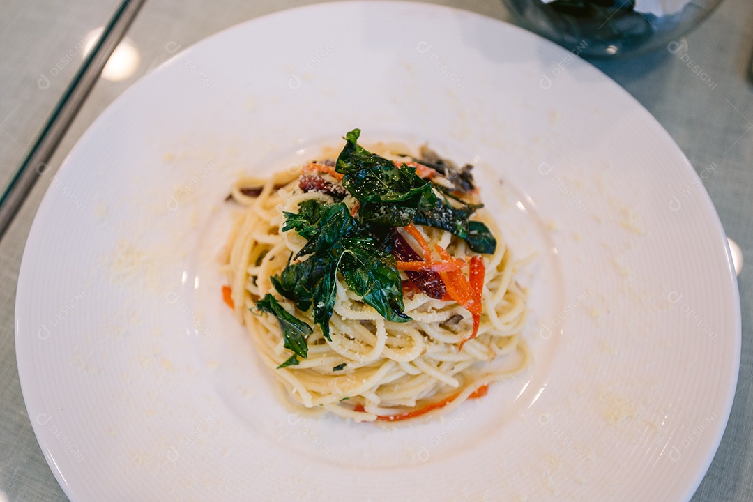 Visão frontal de um delicioso prato de espaguete