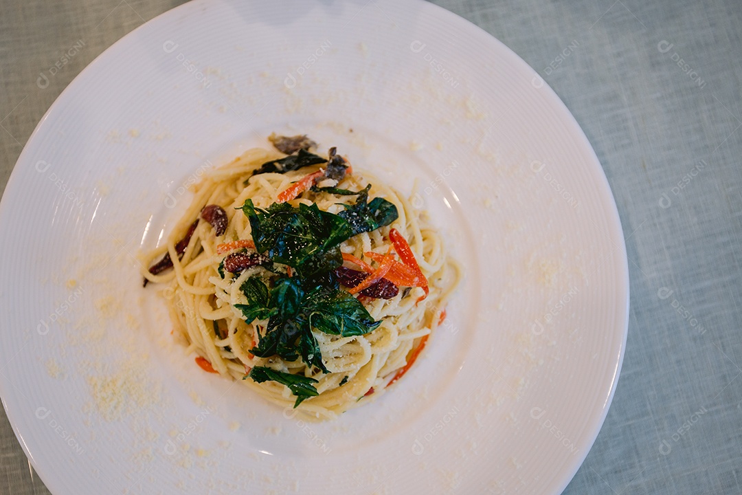 Visão frontal de um delicioso prato de espaguete