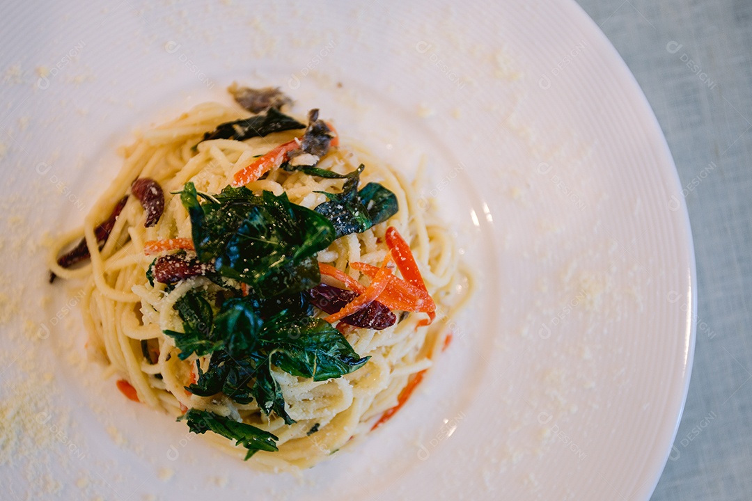 Visão frontal de um delicioso prato de espaguete