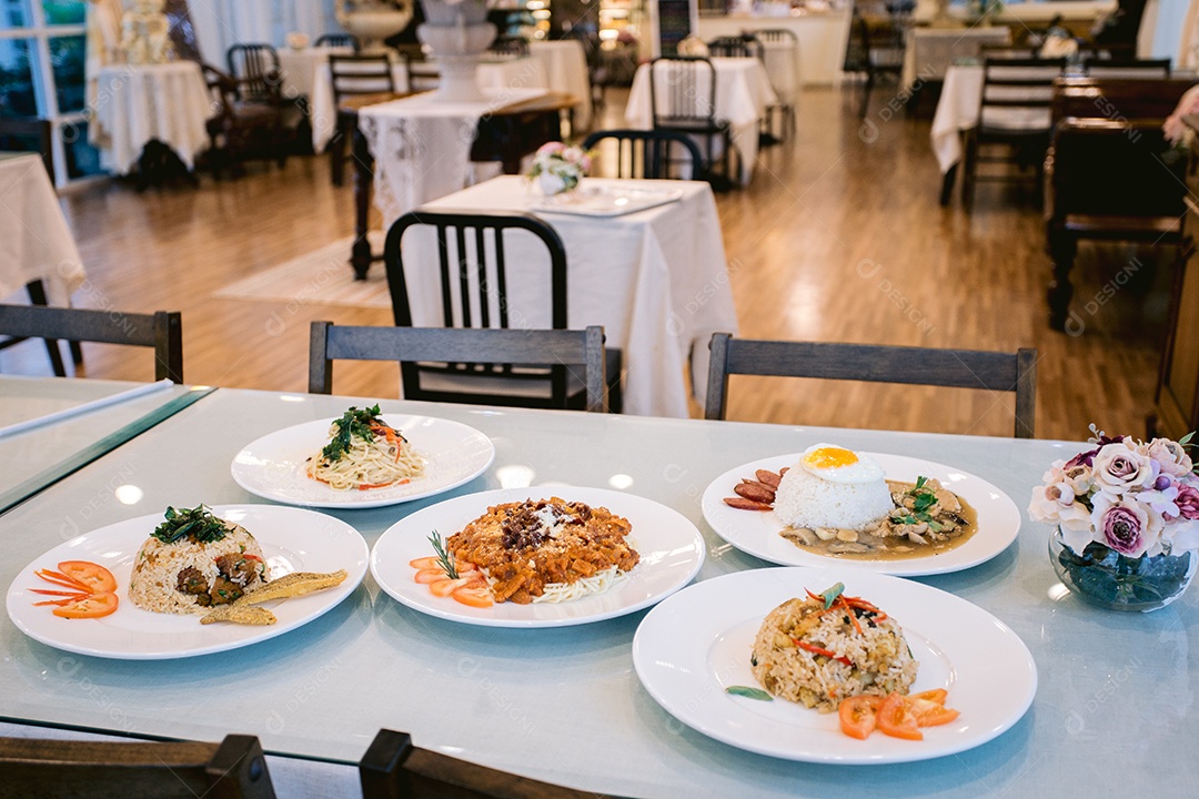 Pratos feitos de comida em cima da mesa