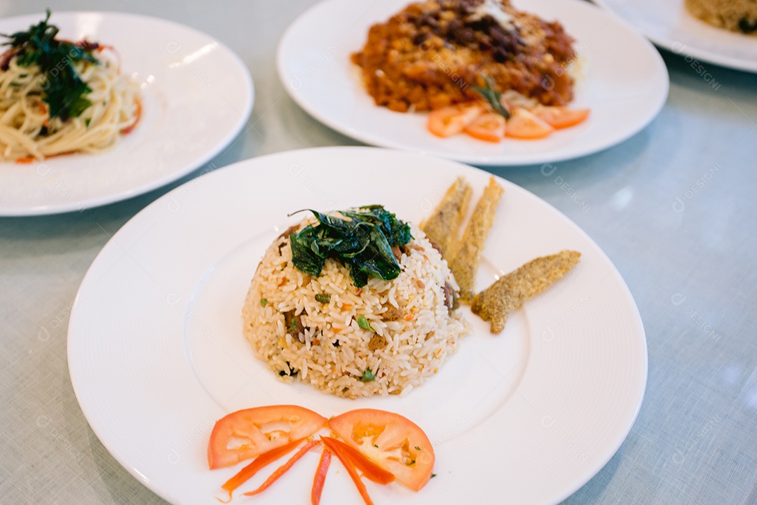 Pratos feitos de comida em cima da mesa