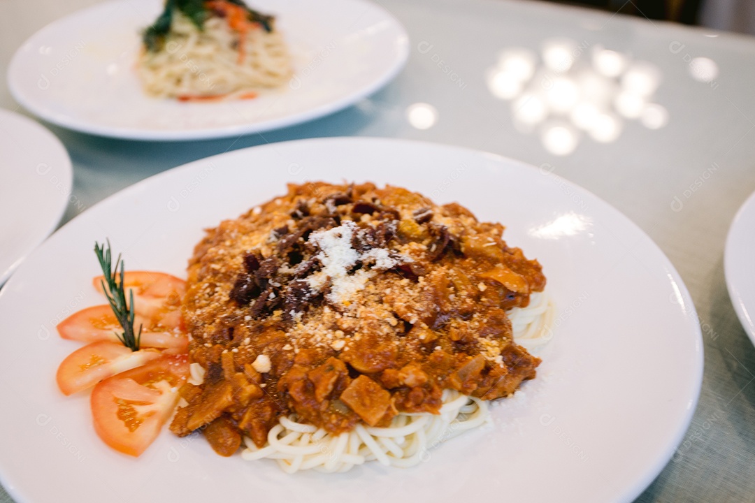 Vista frontal de um delicioso prato de macarrão a bolonhesa