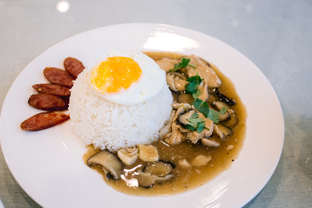 Pratos feitos de comida em cima da mesa