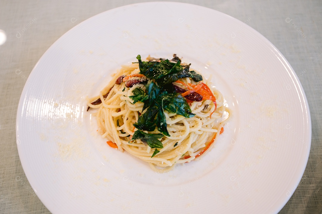 Vista de cima de um delicioso prato de espaguete