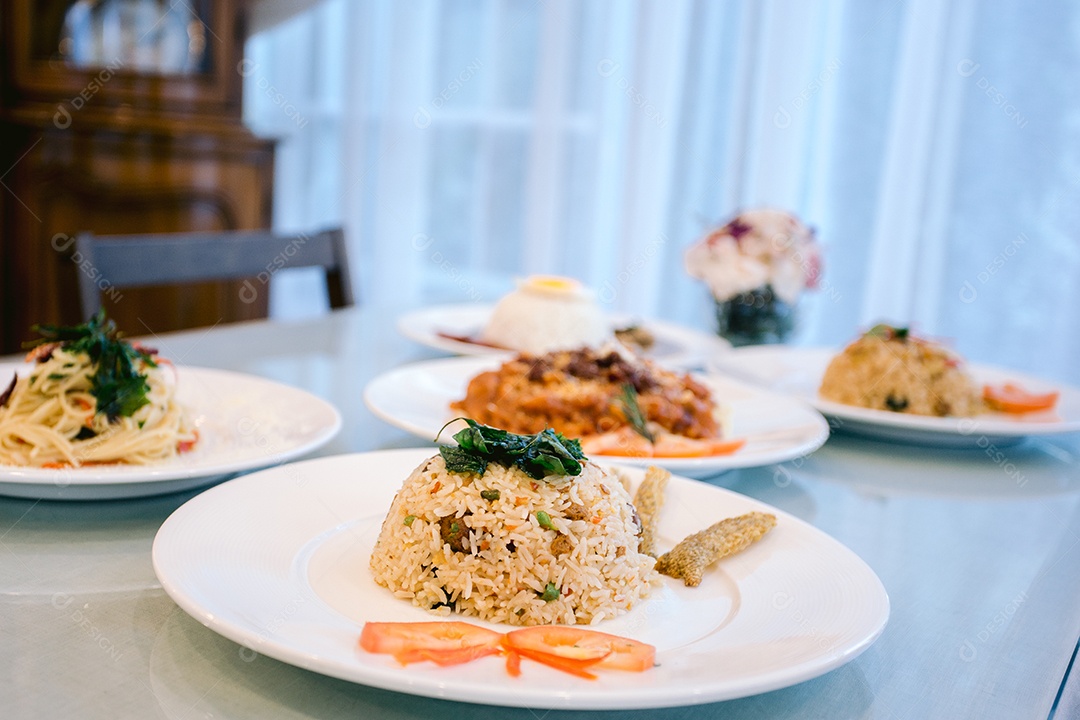 Pratos de comida feitos em cima da mesa