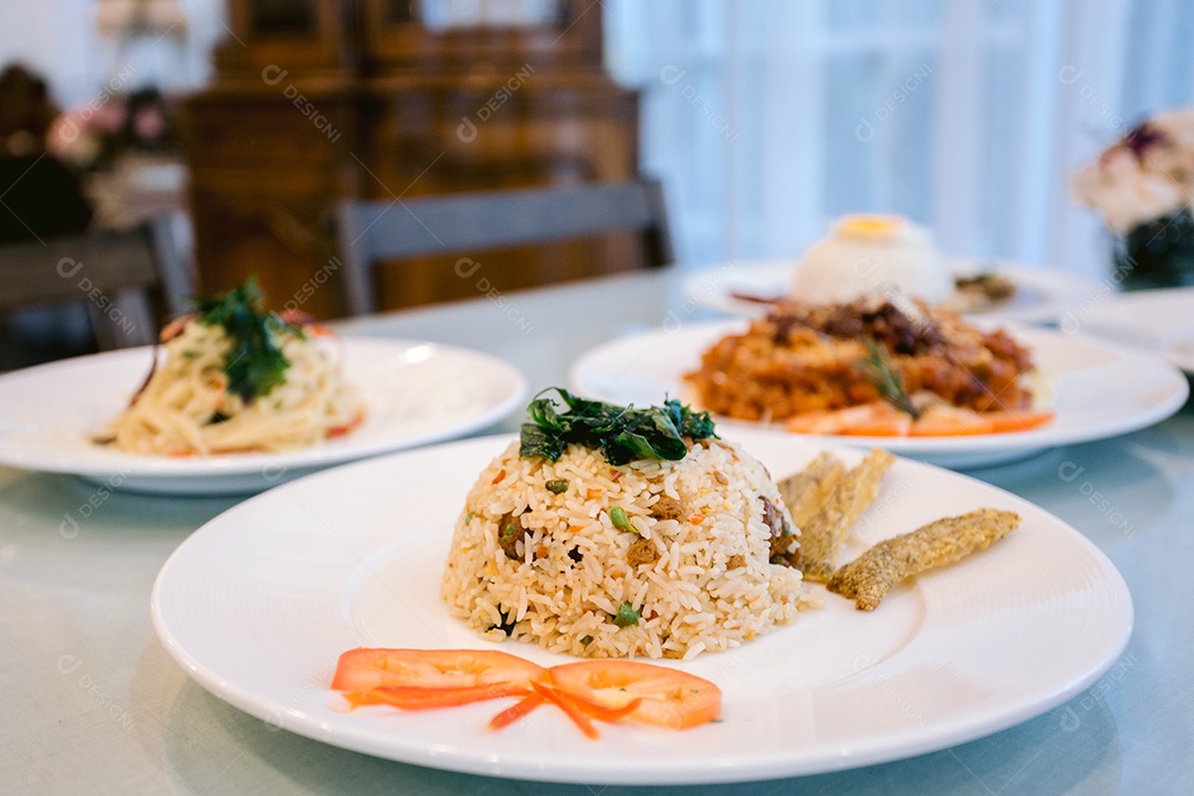 Pratos de comida feitos em cima da mesa