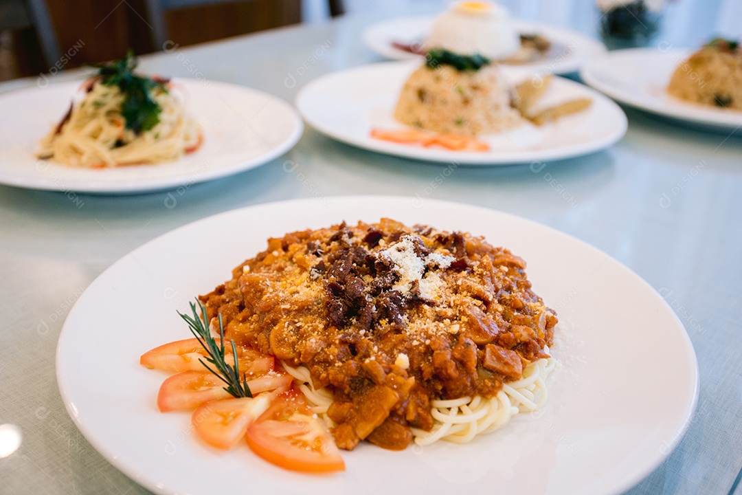 Pratos feitos em cima da mesa