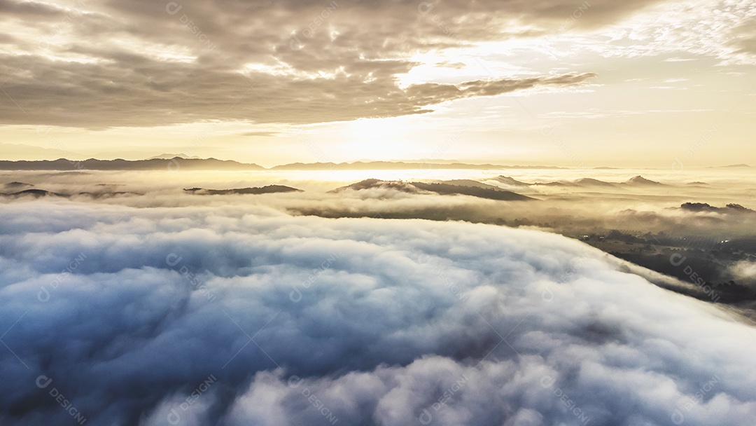 Vista aérea da paisagem Nascer do sol acima da luz dramática das nuvens