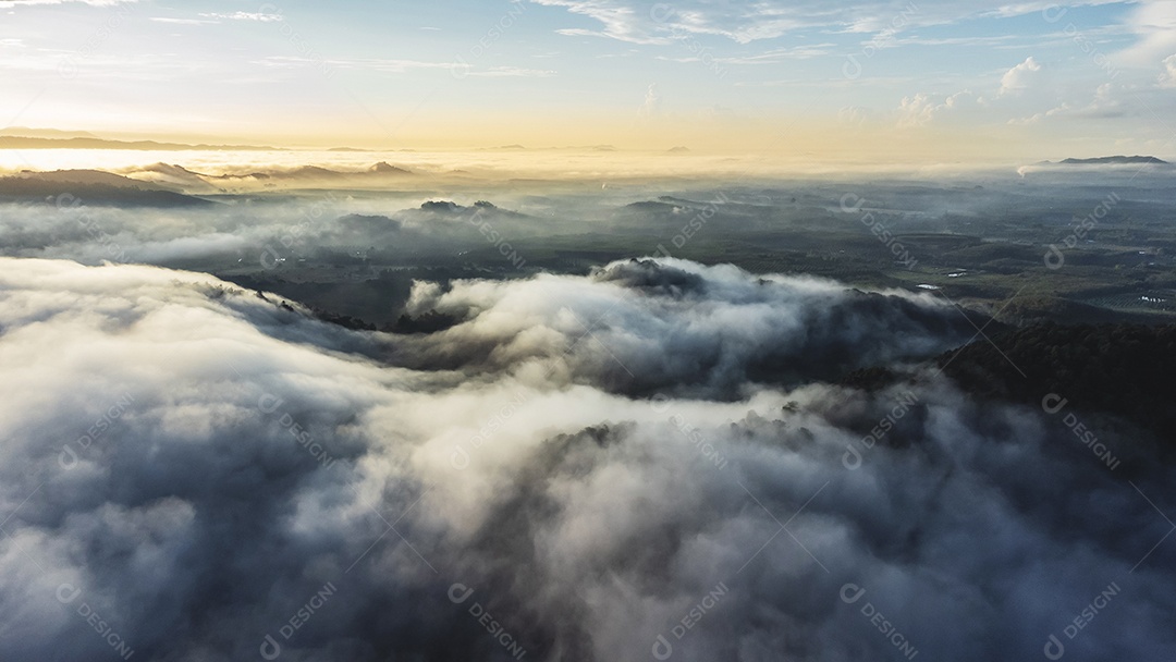 Vista aérea da paisagem Nascer do sol acima da luz dramática das nuvens