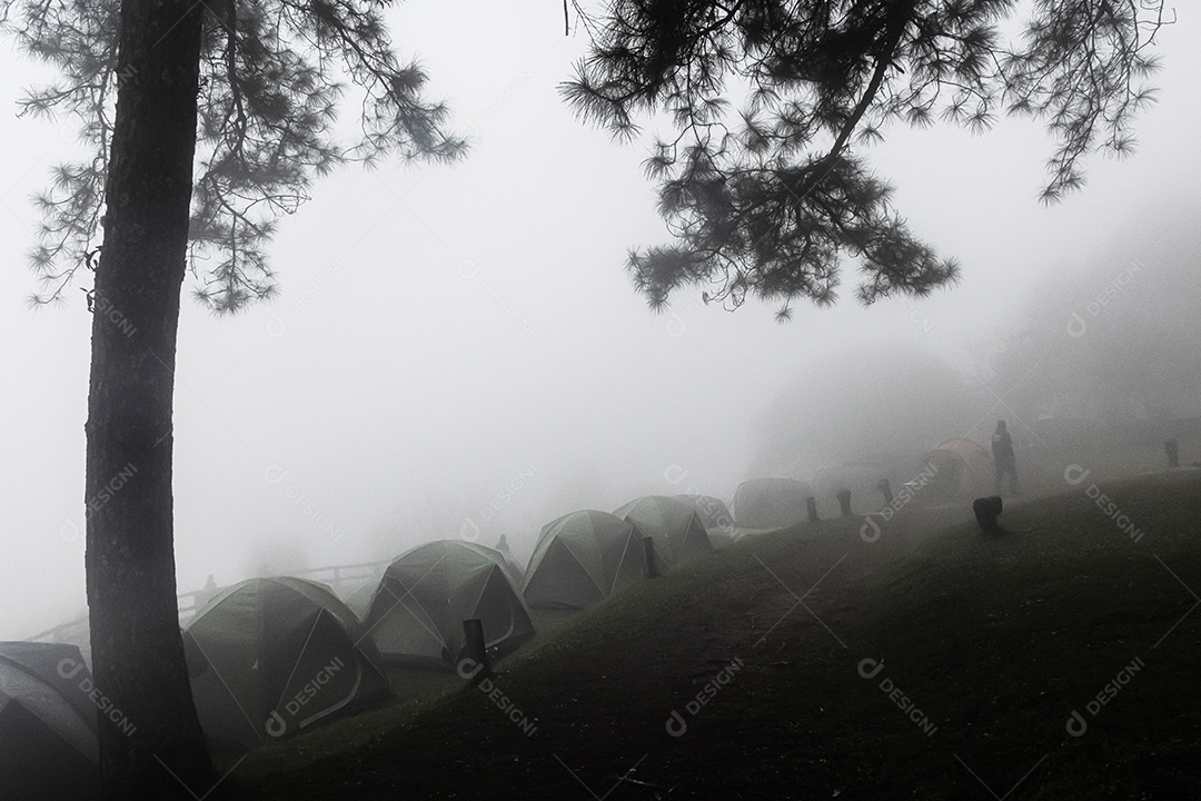 paisagem montanhosa e tenda no meio do nevoeiro