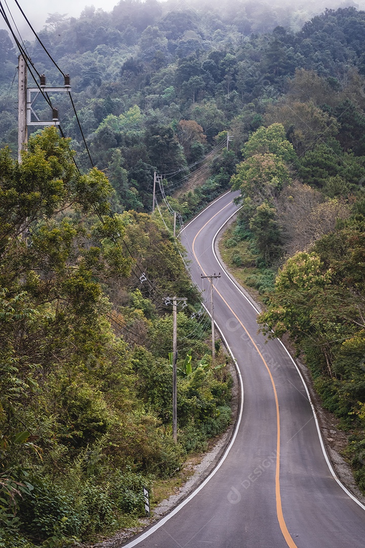 paisagem da estrada que leva à montanha