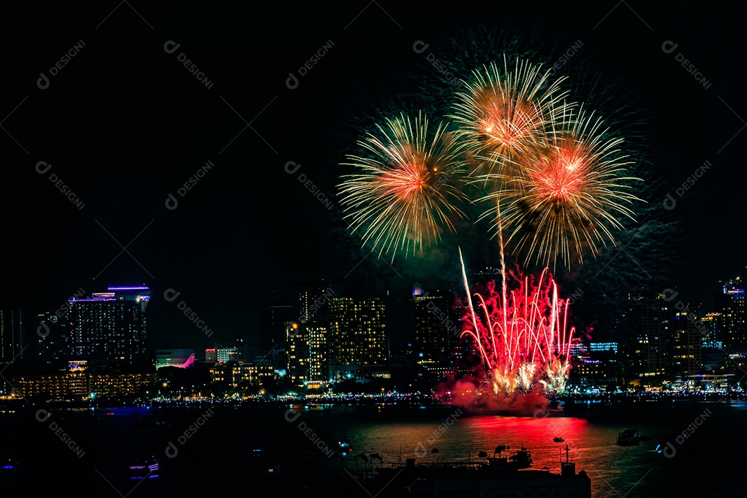 O fundo colorido abstrato do fogo de artifício ilumina o céu