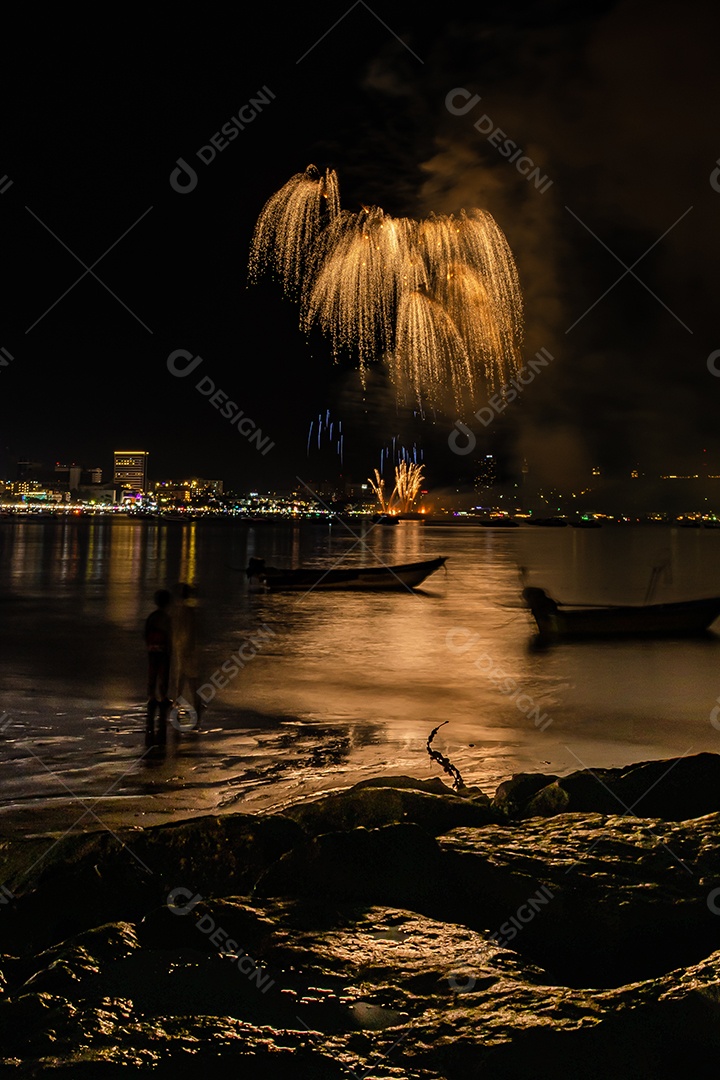 O fundo colorido abstrato do fogo de artifício ilumina o céu
