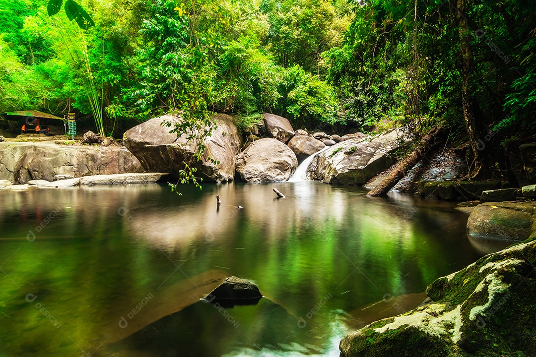paisagem do fluxo de água esmeralda