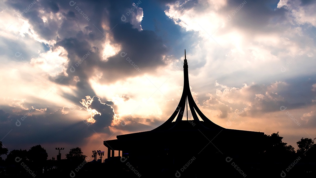 Suan Luang Rama IX no pôr do sol ou entardecer Bangkok, Tailândia