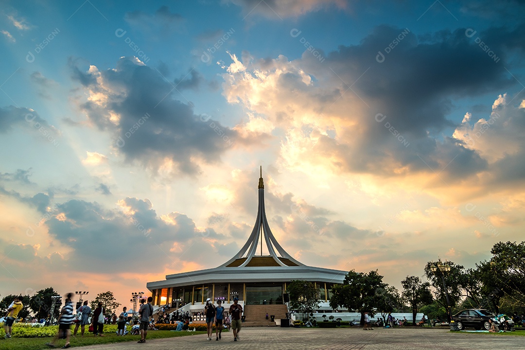 Suan Luang Rama IX no pôr do sol ou entardecer Bangkok, Tailândia