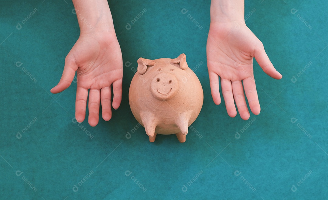 Porco com moedas brasileiras isoladas em fundo azul