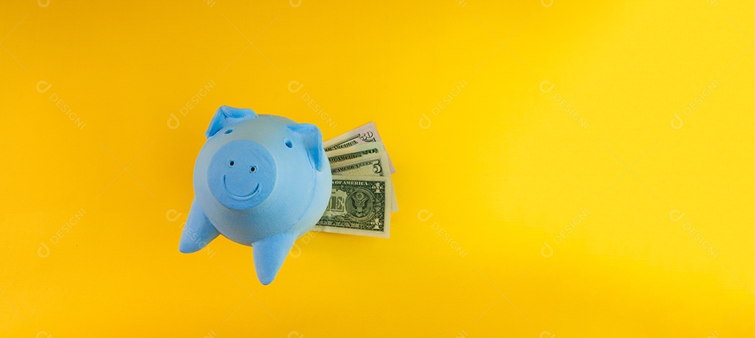 Porco com moedas brasileiras isoladas em fundo amarelo