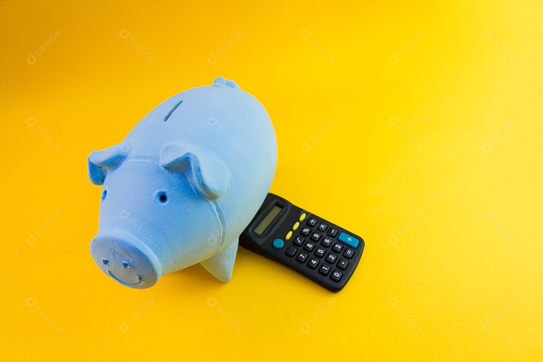 Porco com moedas brasileiras isoladas em fundo amarelo