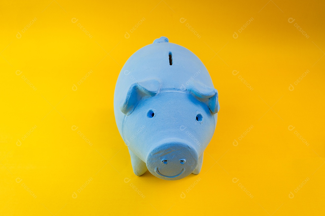 Porco com moedas brasileiras isoladas em fundo amarelo