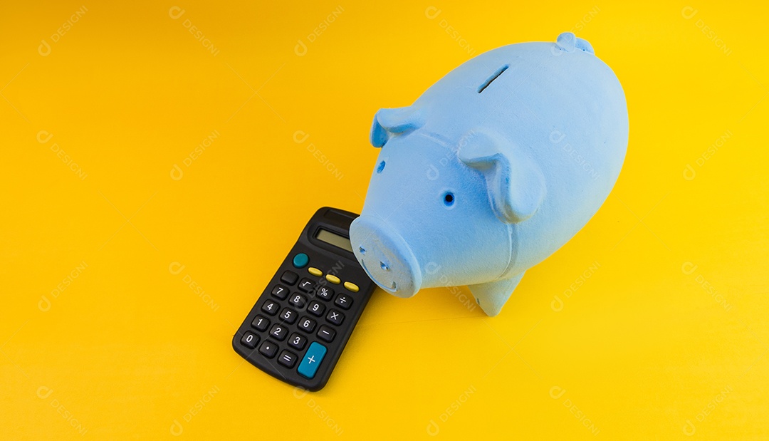 Porco com moedas brasileiras isoladas em fundo amarelo