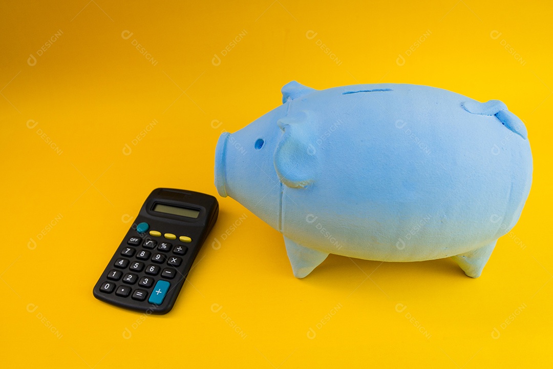 Porco com moedas brasileiras isoladas em fundo amarelo