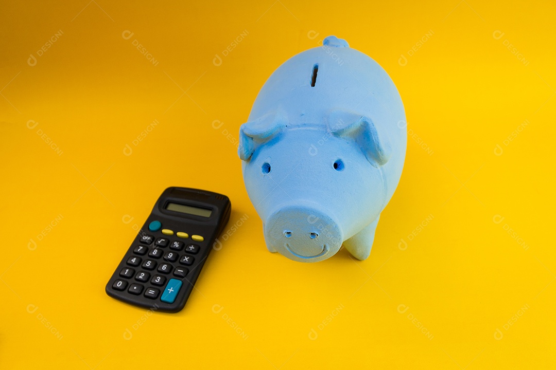 Porco com moedas brasileiras isoladas em fundo amarelo