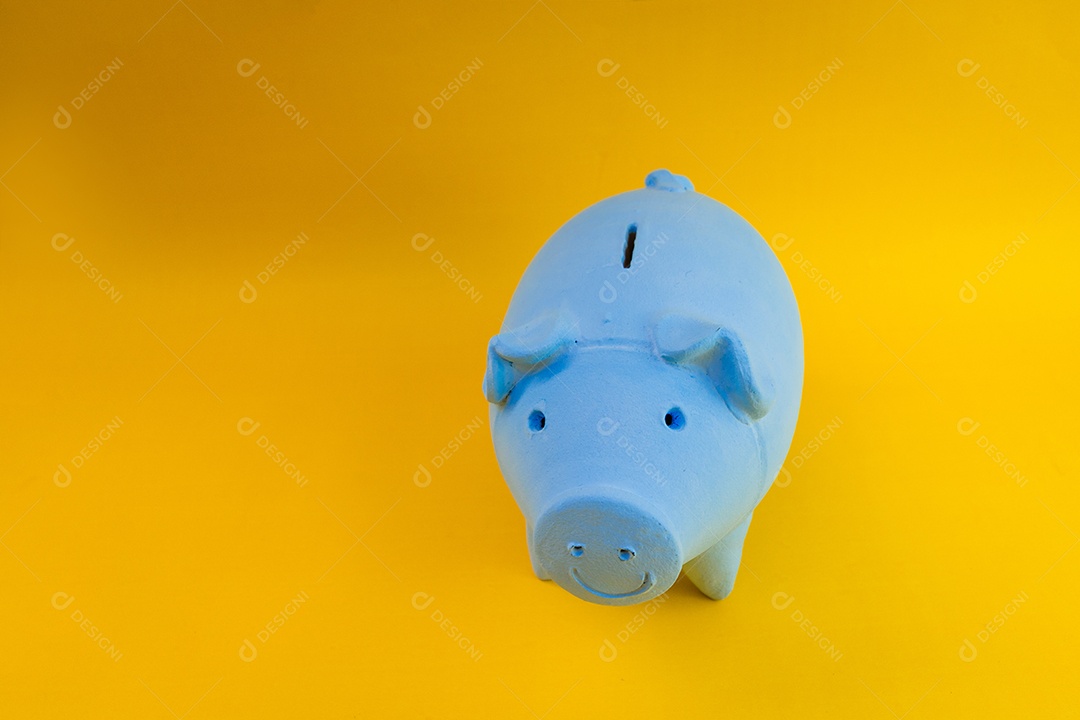 Porco com moedas brasileiras isoladas em fundo amarelo