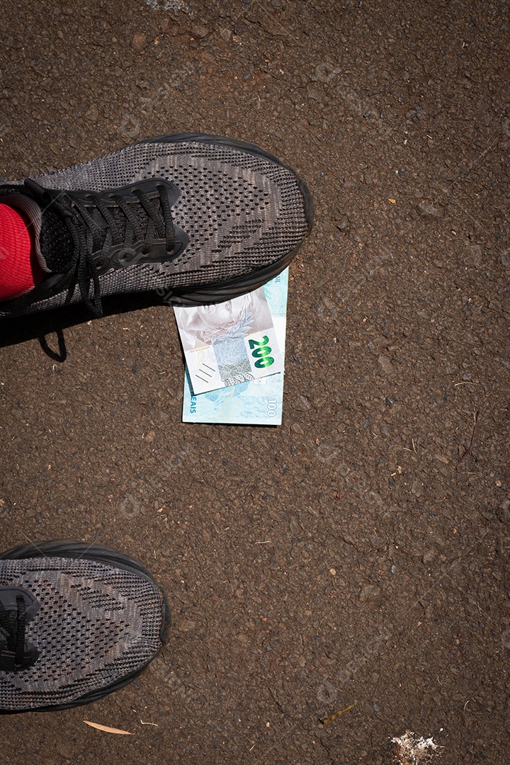 Pisando no dinheiro brasileiro. Imagem do conceito da economia brasileira.