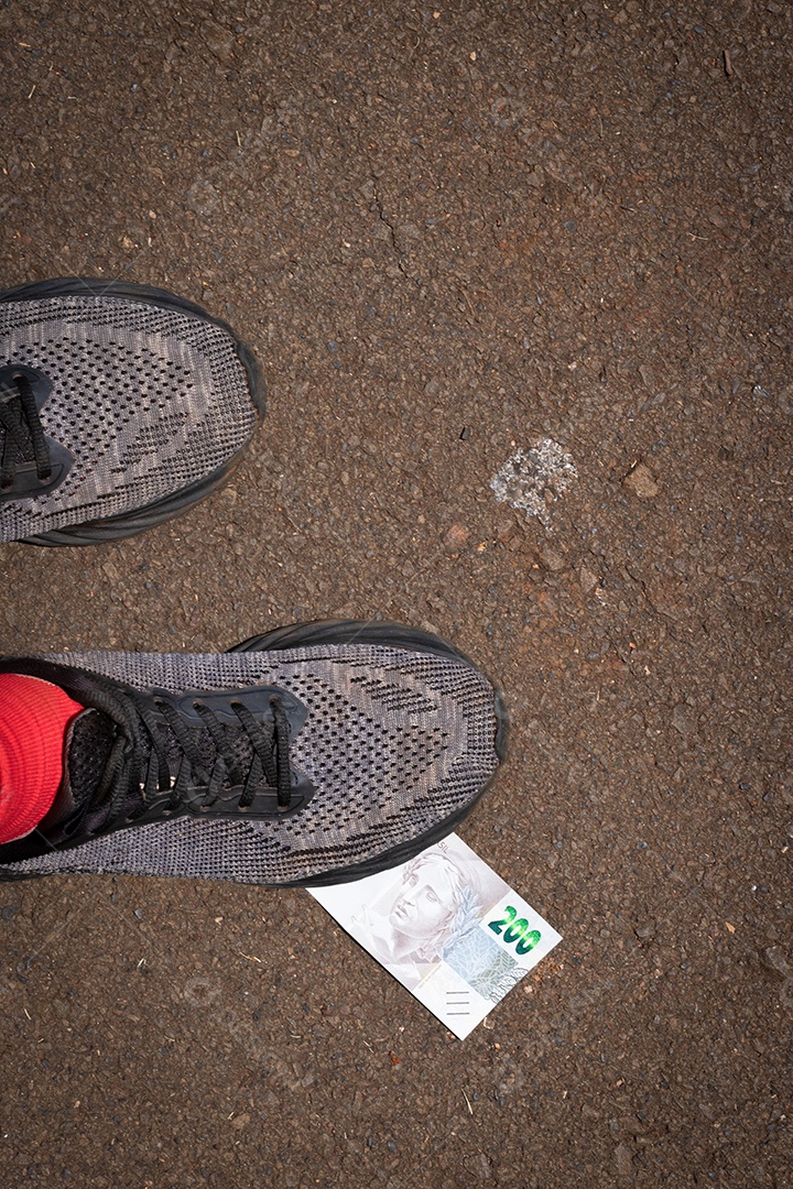 Pisando no dinheiro brasileiro. Imagem do conceito da economia brasileira.