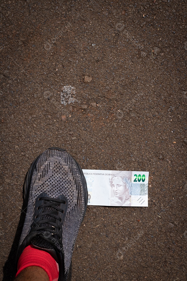 Pisando no dinheiro brasileiro. Imagem do conceito da economia brasileira.