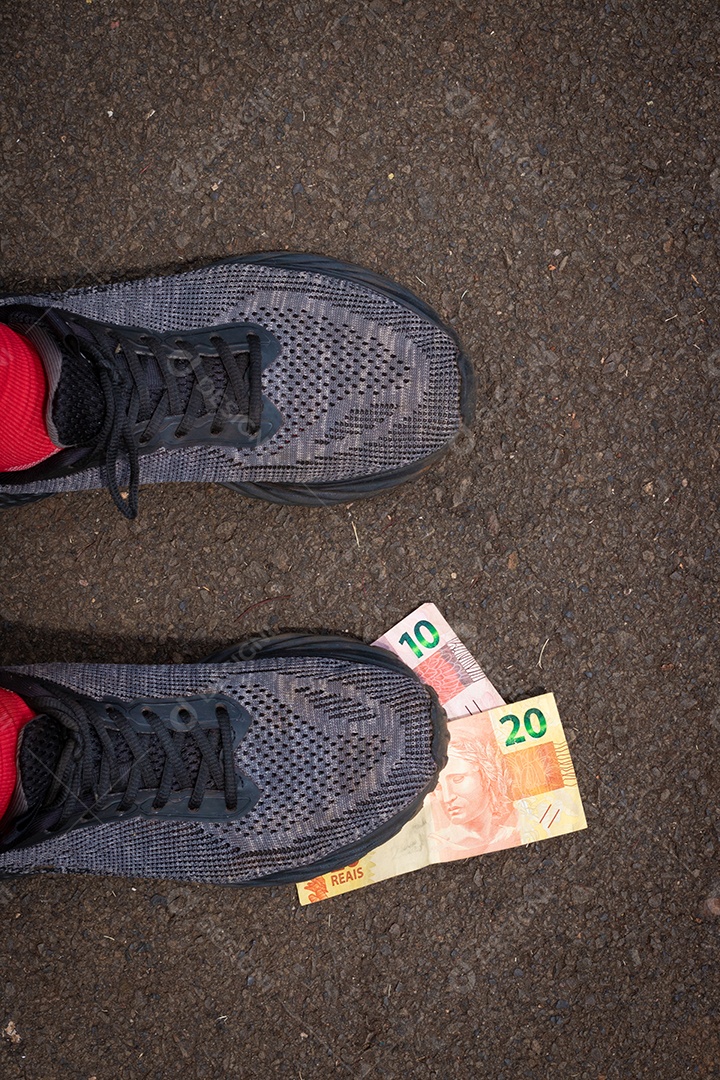 Pisando no dinheiro brasileiro. Imagem do conceito da economia brasileira.