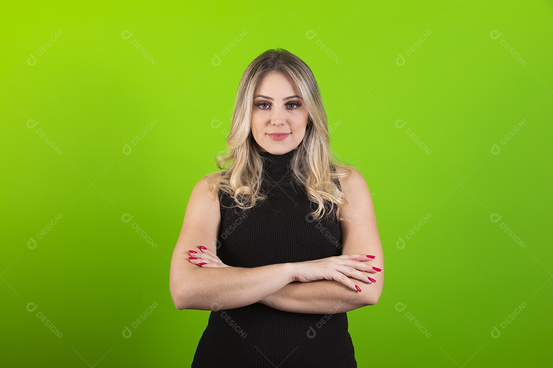 Linda mulher jovem loira bonita sobre fundo isolado